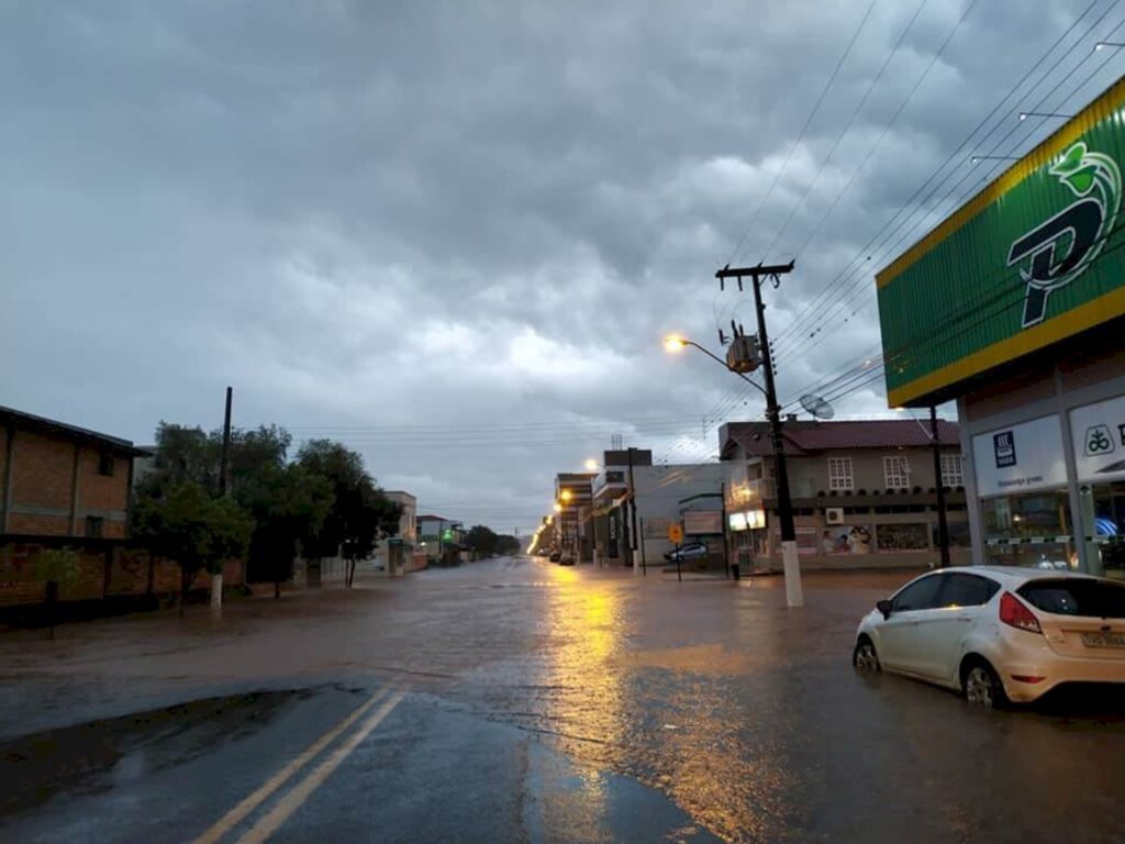 Chuvas causam alagamentos na cidade