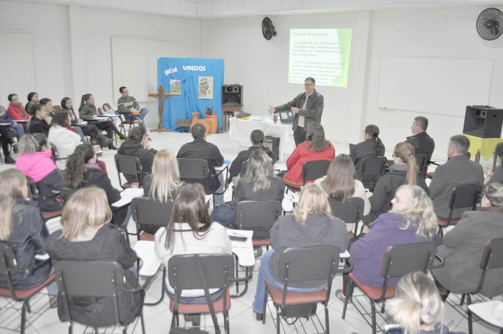 Paróquia promoveu reunião sobre catequese