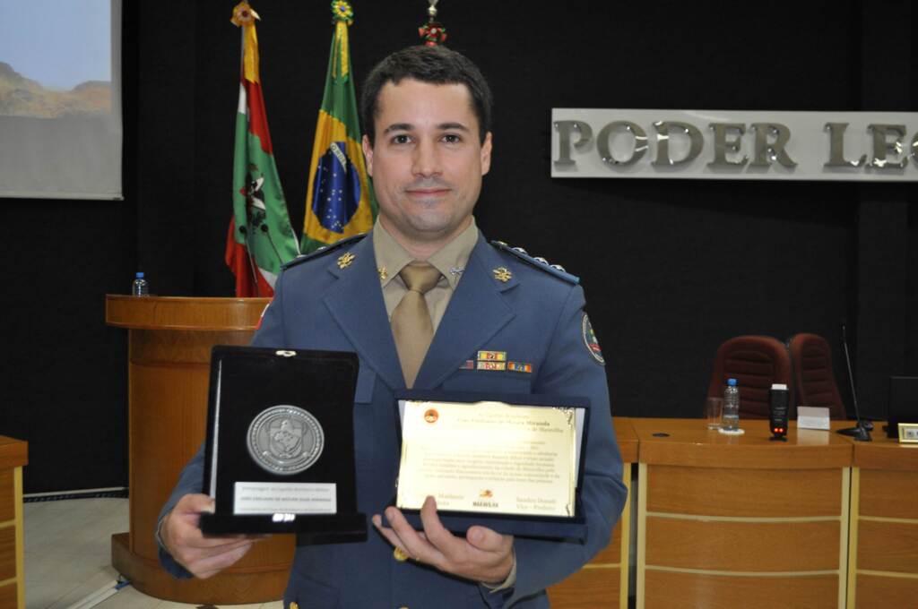 Capitão Moura e cão Jhony recebem homenagem