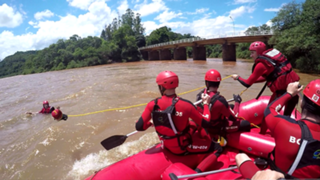 Bombeiros treinam técnicas de salvamento