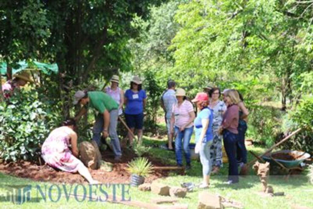 Mulheres recebem práticas em jardinagem