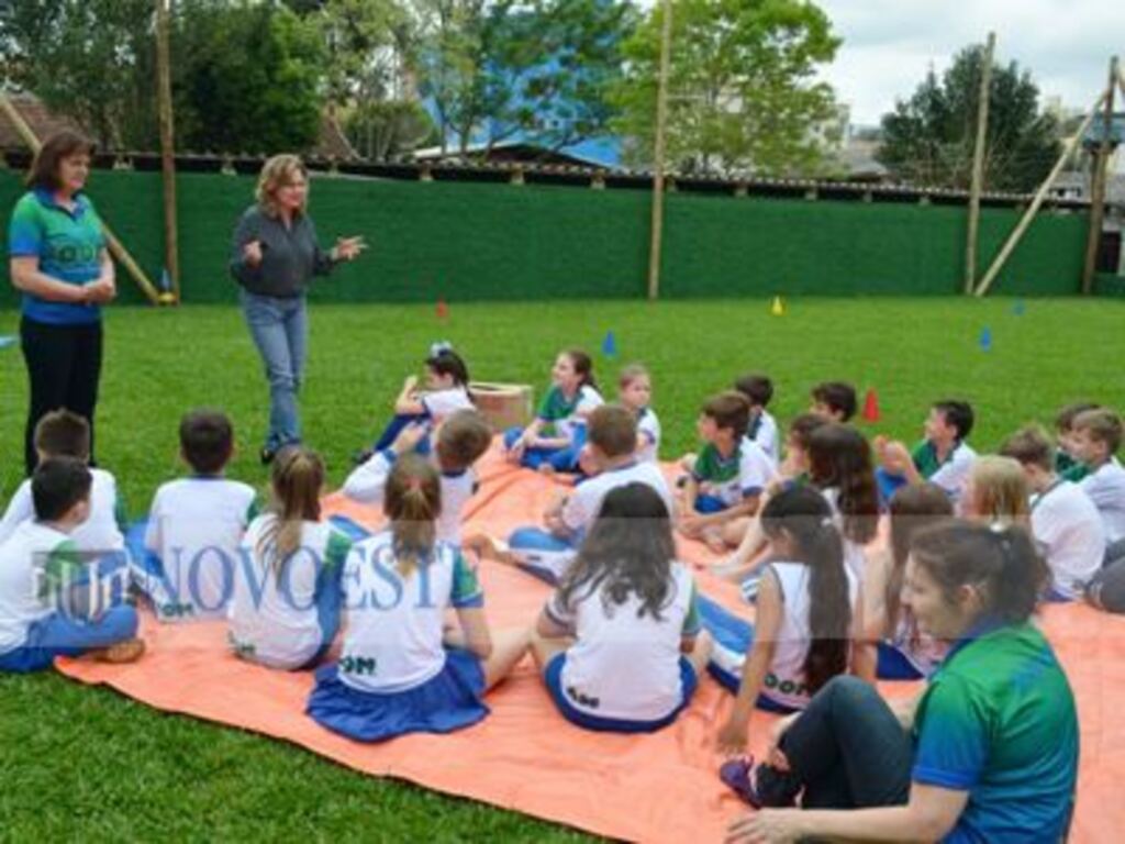 Oliveira presenteia crianças maravilhenses e chama atenção para educação financeira