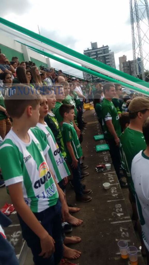 Alunos da Escolinha de Futsal prestigiam jogo da Chapecoense