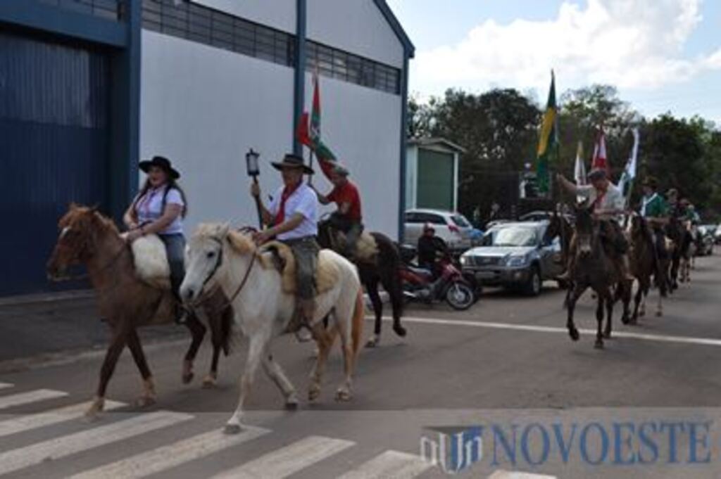 Semana Farroupilha inicia com cavalgada e homenagem