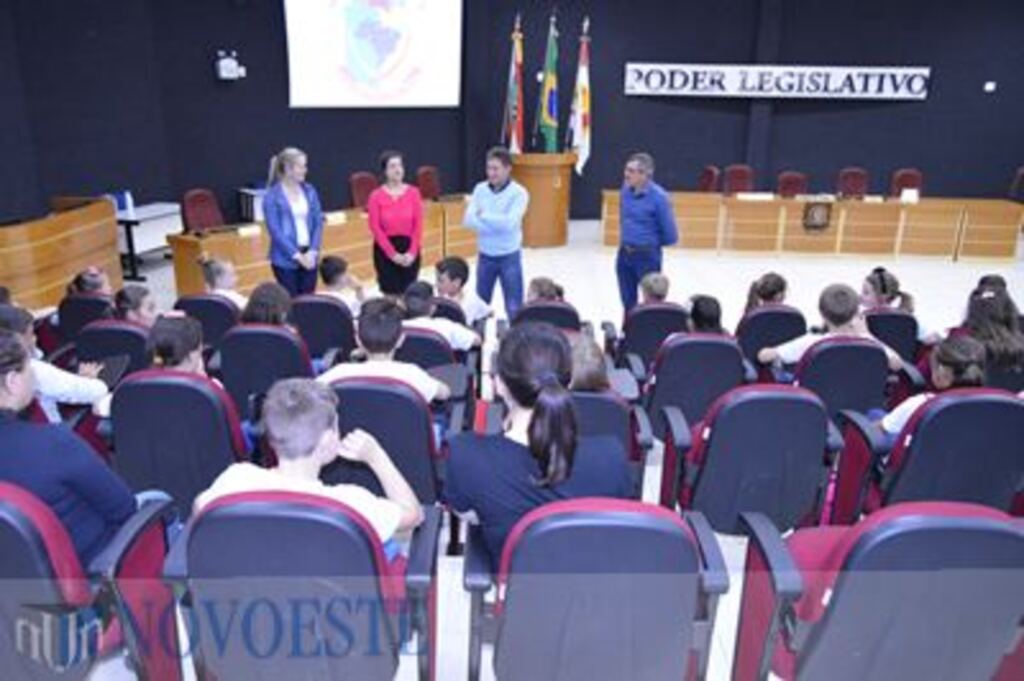 Alunos do Caic visitam Câmara de Vereadores