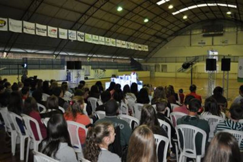 Teatro de fantoches busca conscientizar sobre uso de drogas