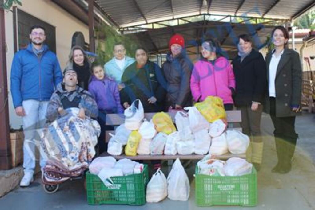 Entidade doa alimentos para a Apae Marisol