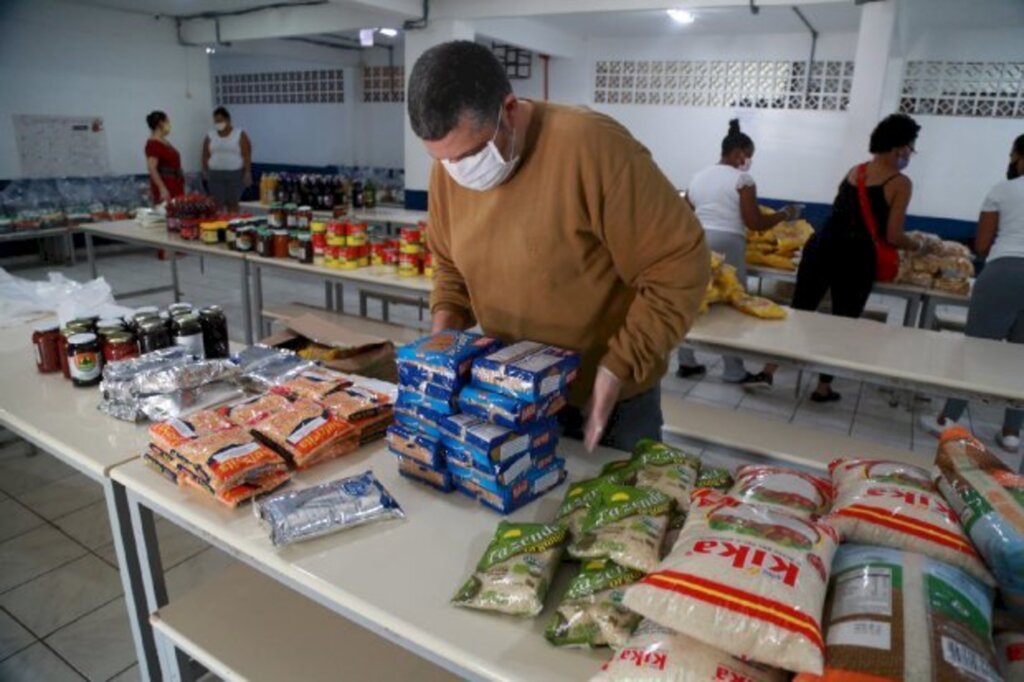 Alunos começam receber kits de merenda escolar