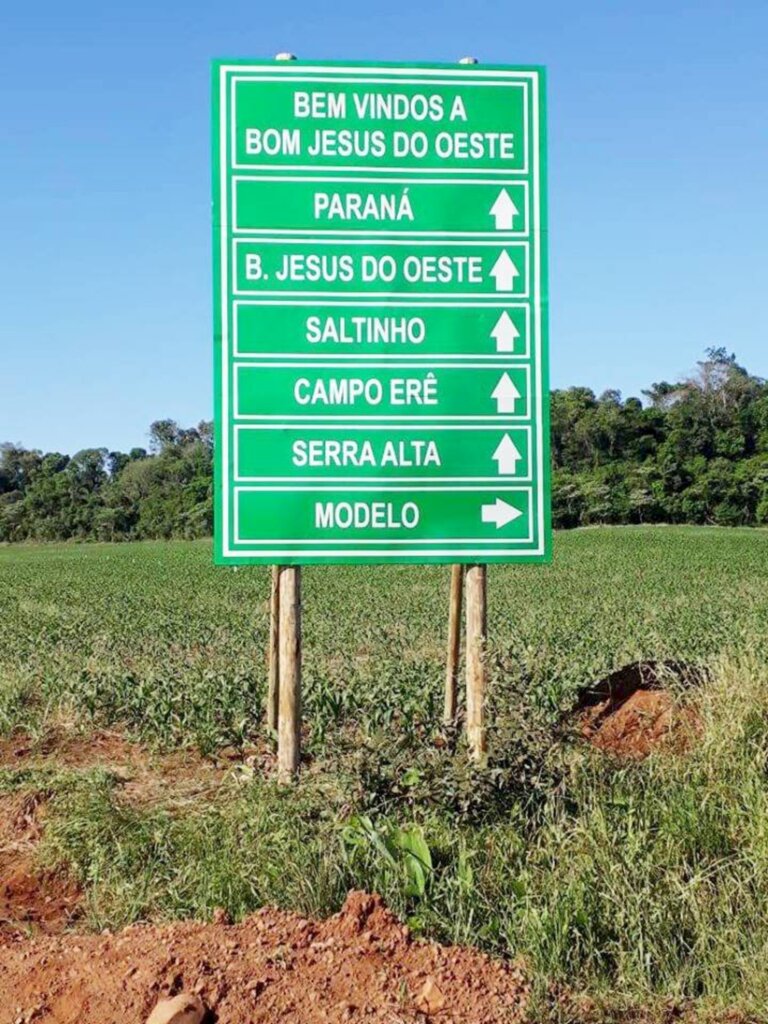 Placas de sinalização são instaladas