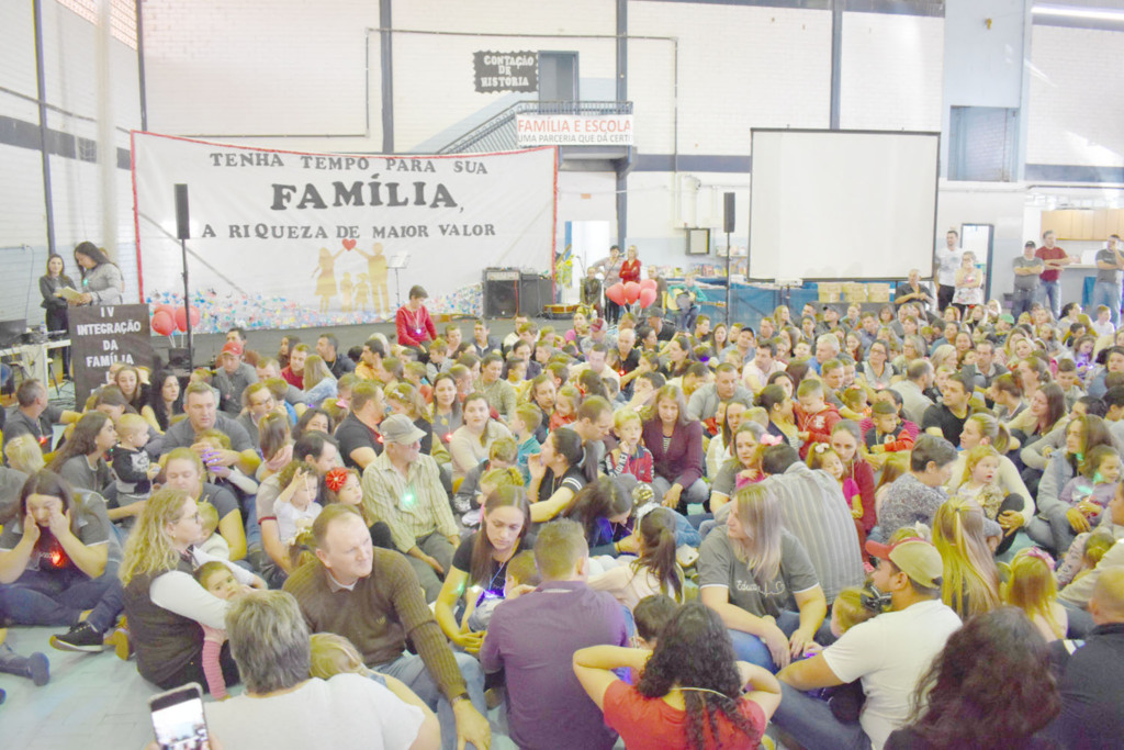 Famílias acompanham atividades escolares