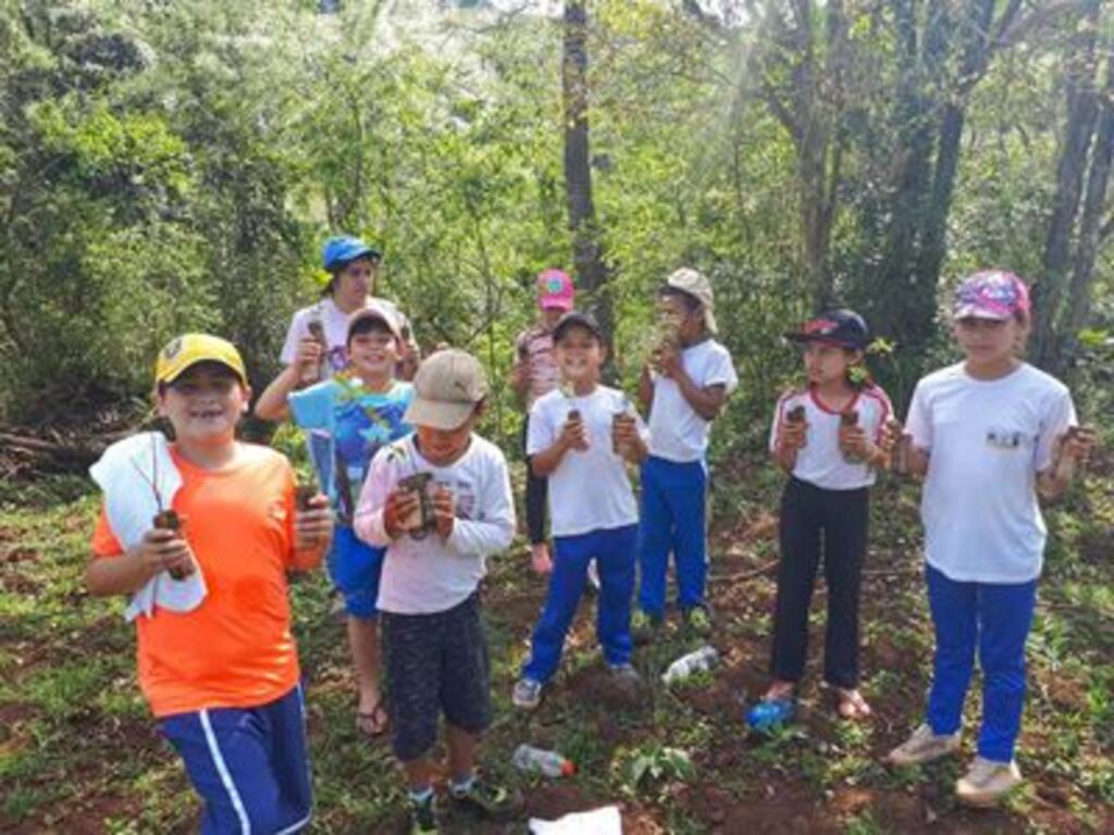 Plantio de árvores feito próximo ao Rio Cafundó