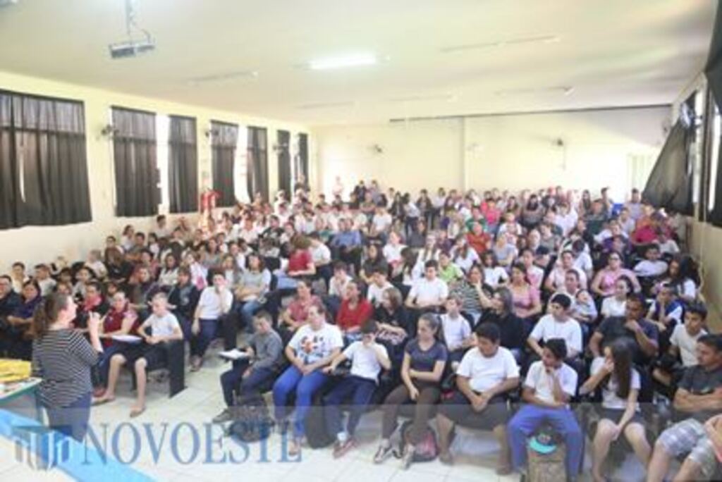 Palestra com psicóloga direcionada a alunos e pais em Santa Terezinha do Progresso