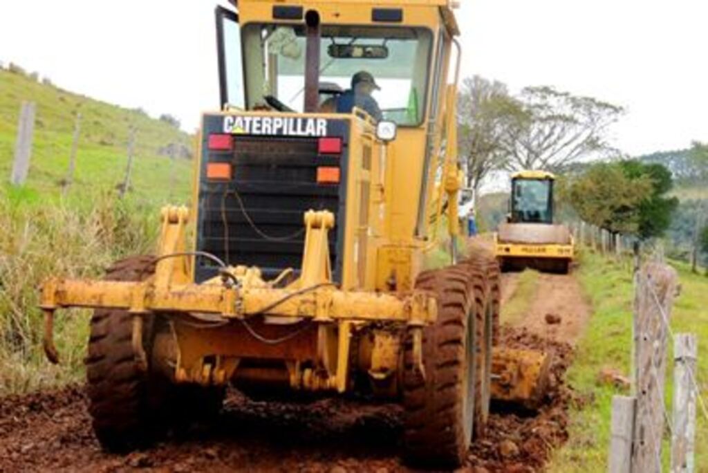 Secretaria de Obras trabalha na manutenção de vias