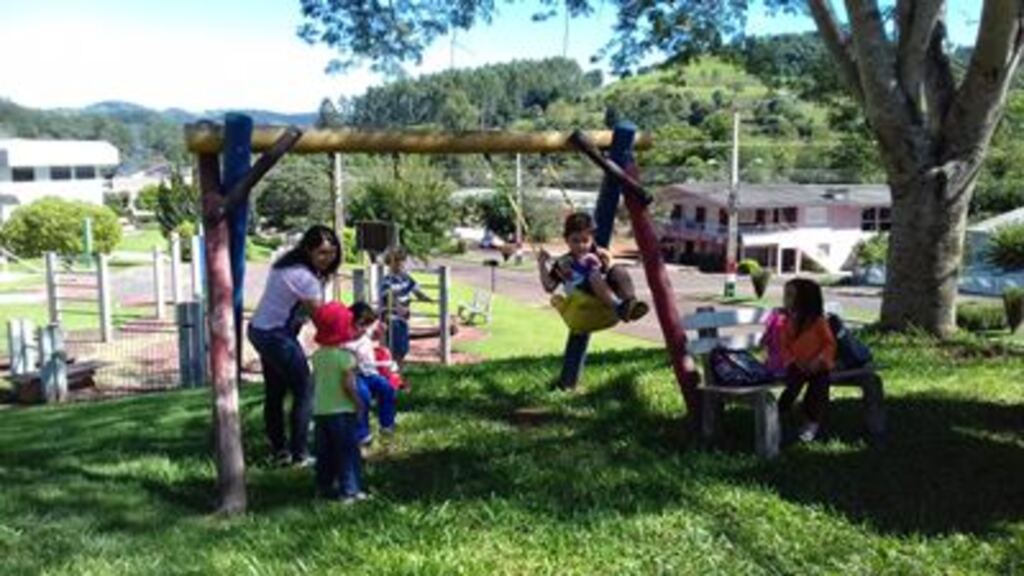 Parque infantil recebe consertos e melhorias