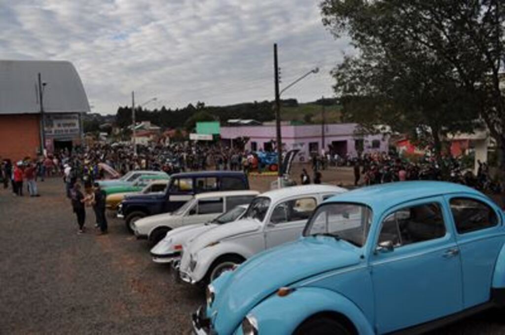 Exposição de carros e shows com presença expressiva