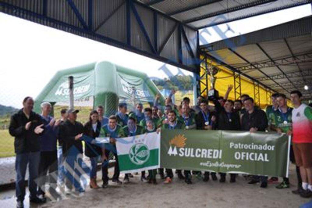 Juventude de Linha Guarani ergue troféu de campeão