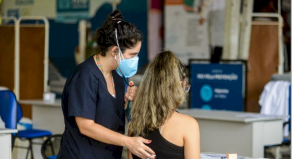 Afastamento do trabalho por Covid quase triplica em um ano