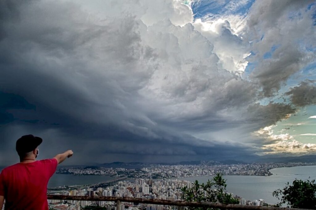 SC tem alerta de calor intenso, temporais, rajadas de vento e granizo nesta sexta-feira