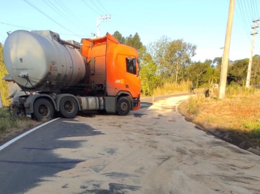 Pista fica interditada após acidente com derramamento de combustível