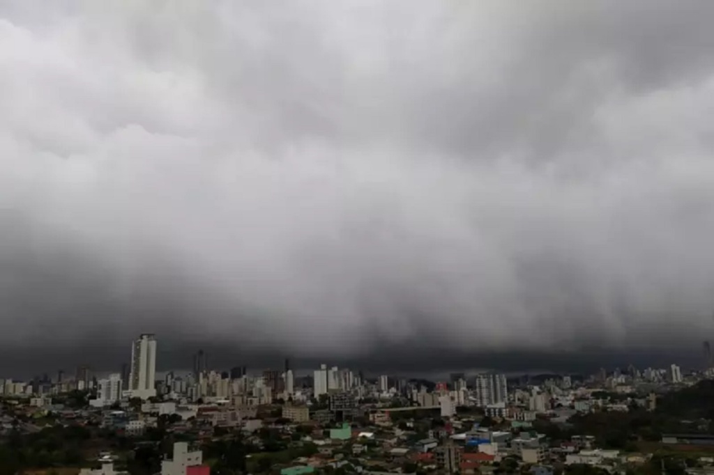 Tempestade, raios, granizo e rajadas de vento marcam o início da semana em SC