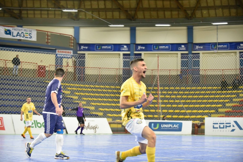 Lages Futsal sai atrás, vira no último minuto contra Campos Novos e avança à semifinal