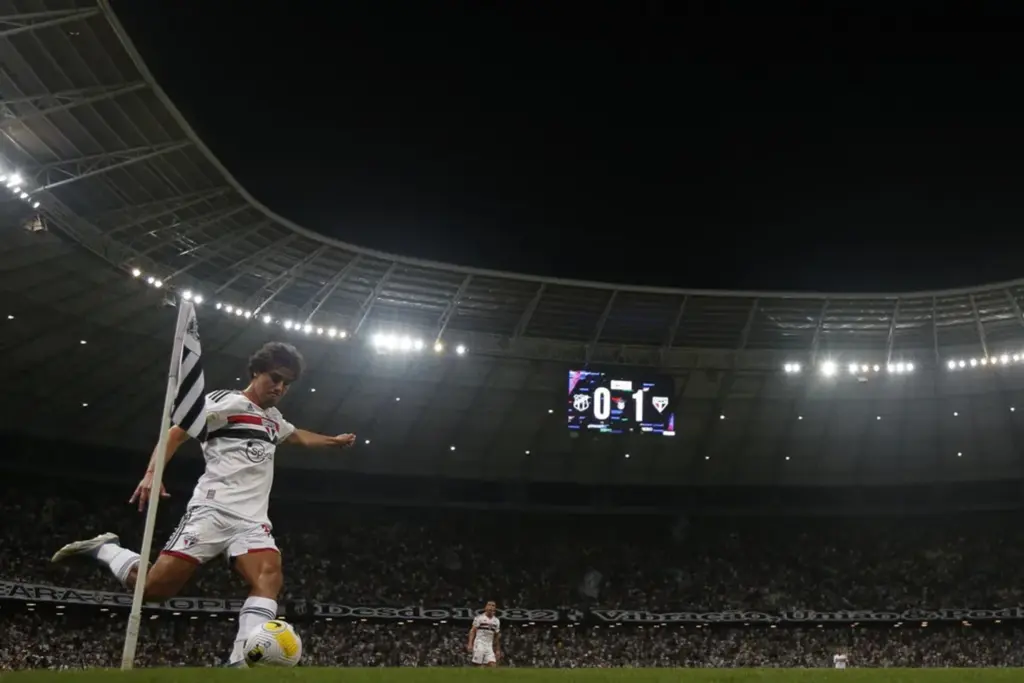  - Igor Gomes teve o nome gritado pelos torcedores do São Paulo no Castelão — Foto: Miguel Schincariol / saopaulofc.net