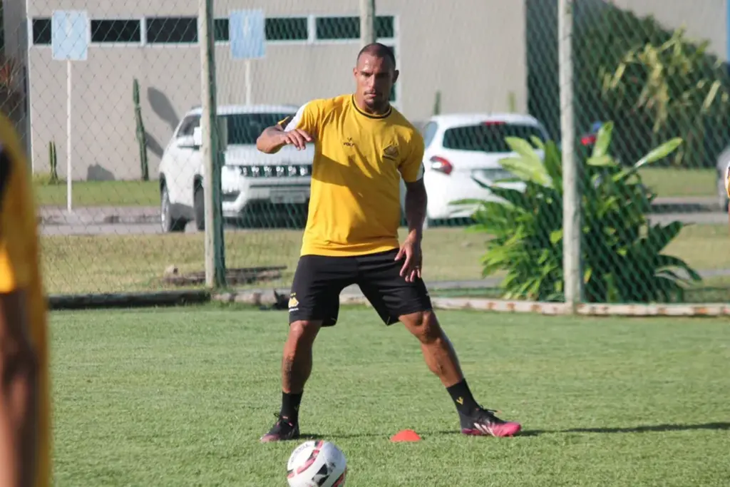  - Arilson está fora da partida contra a Chapecoense — Foto: Celso da Luz/ Assessoria de Imprensa Criciúma E.C