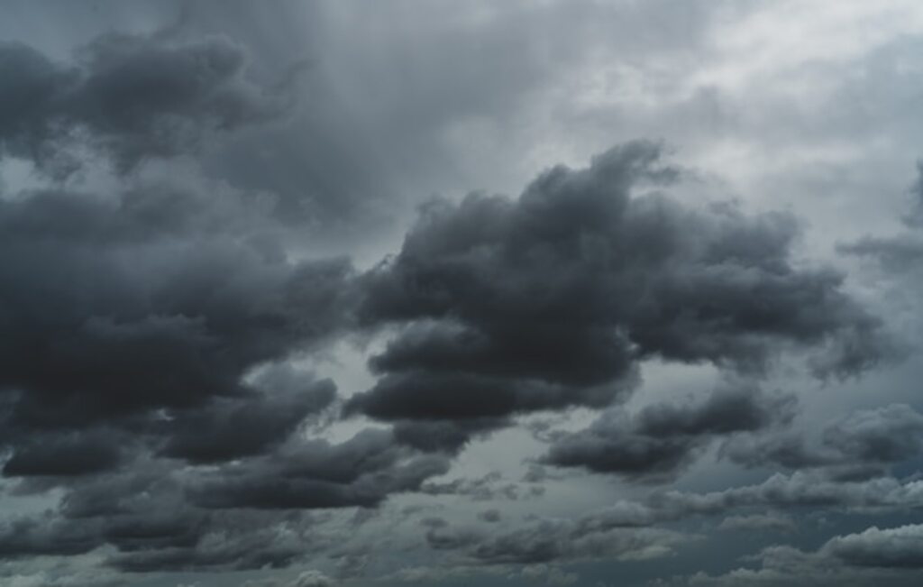 Semana deve continuar nublada no litoral com chance de chuva