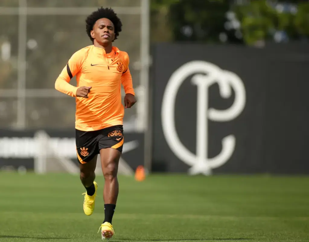  - Willian corre em campo durante treino do Corinthians — Foto: Rodrigo Coca / Ag.Corinthians