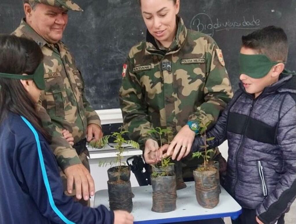 Alunos do PUMA realizam o plantio de muda em comemoração ao Dia da Árvore. 