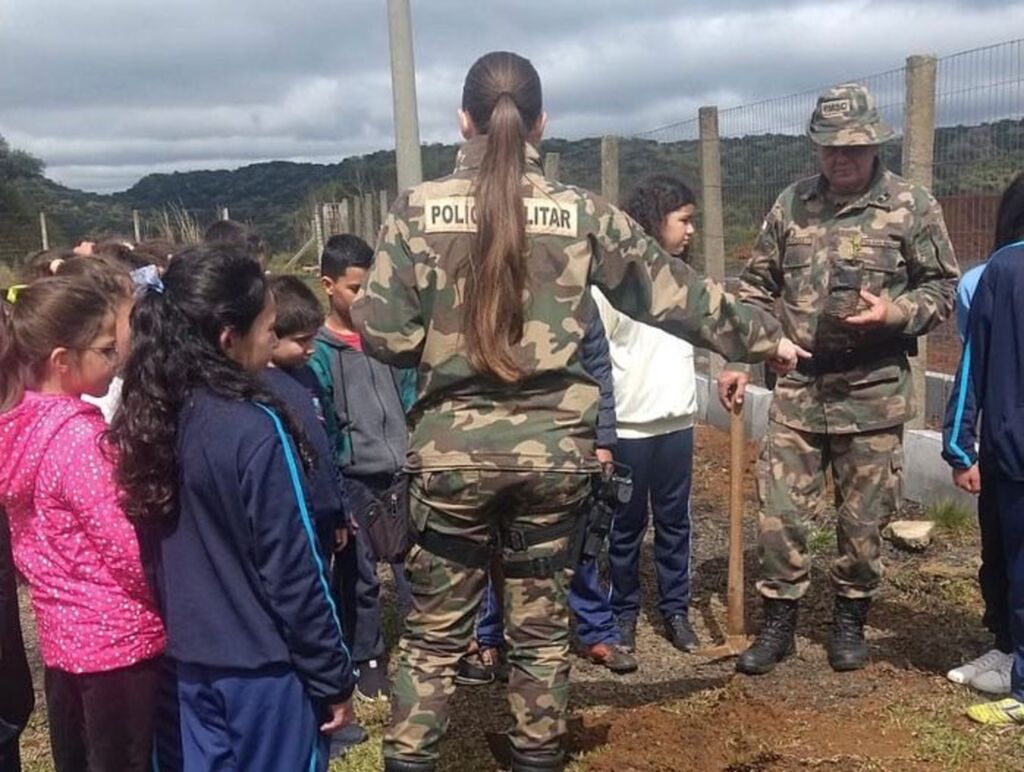 Alunos do PUMA realizam o plantio de muda em comemoração ao Dia da Árvore.