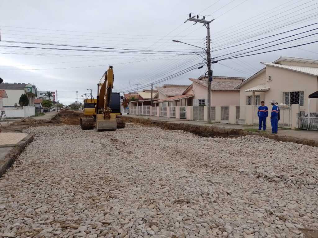 Avançam obras de pavimentação na Rua dos Ferroviários, em Tubarão