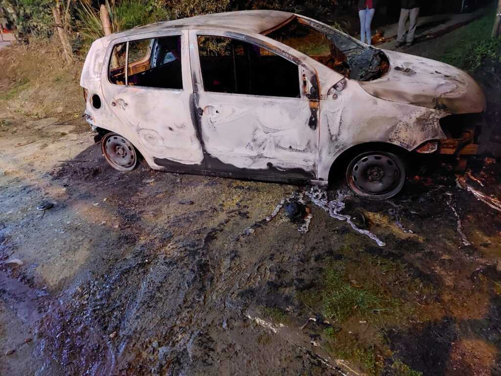 Duas pessoas morrem carbonizadas dentro de veículo em Bocaina do Sul