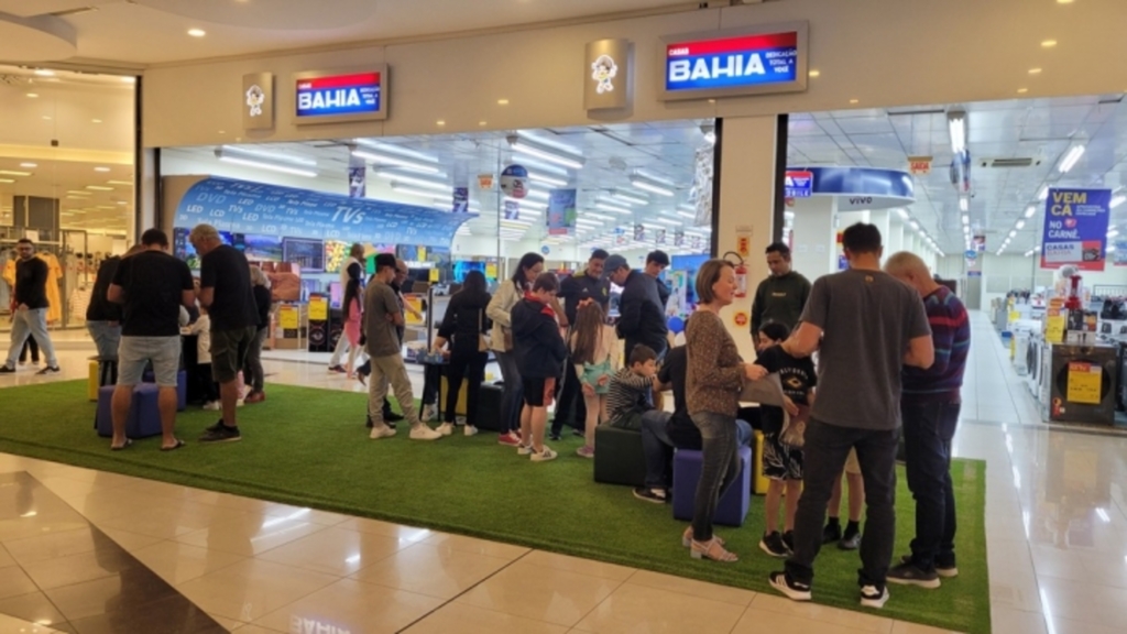 Farol Shopping conta com espaço ambientalizado para troca de figurinhas da Copa do Mundo