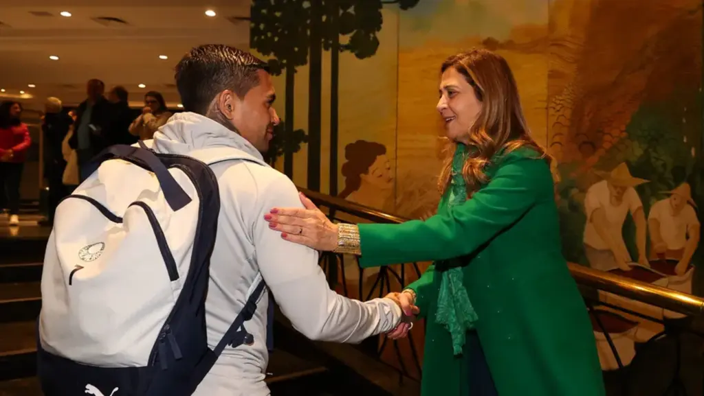  - Dudu, atacante do Palmeiras, e a presidente Leila Pereira — Foto: Cesar Greco / Palmeiras