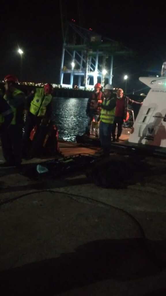 Bombeiros resgatam corpo de embarcado morto