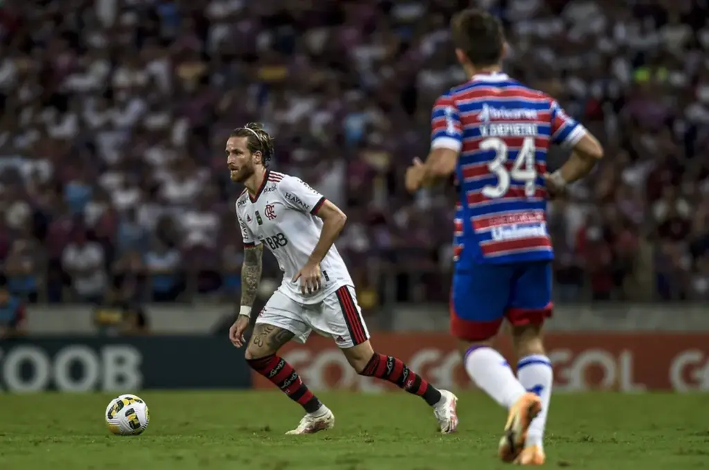  - Léo Pereira em ação durante Fortaleza x Flamengo — Foto: Marcelo Cortes/Flamengo