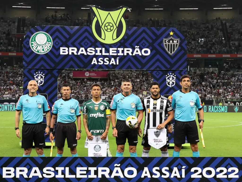  - Os capitães Marcos Rocha e Hulk com a equipe de arbitragem de Atlético-MG x Palmeiras — Foto: Cesar Greco