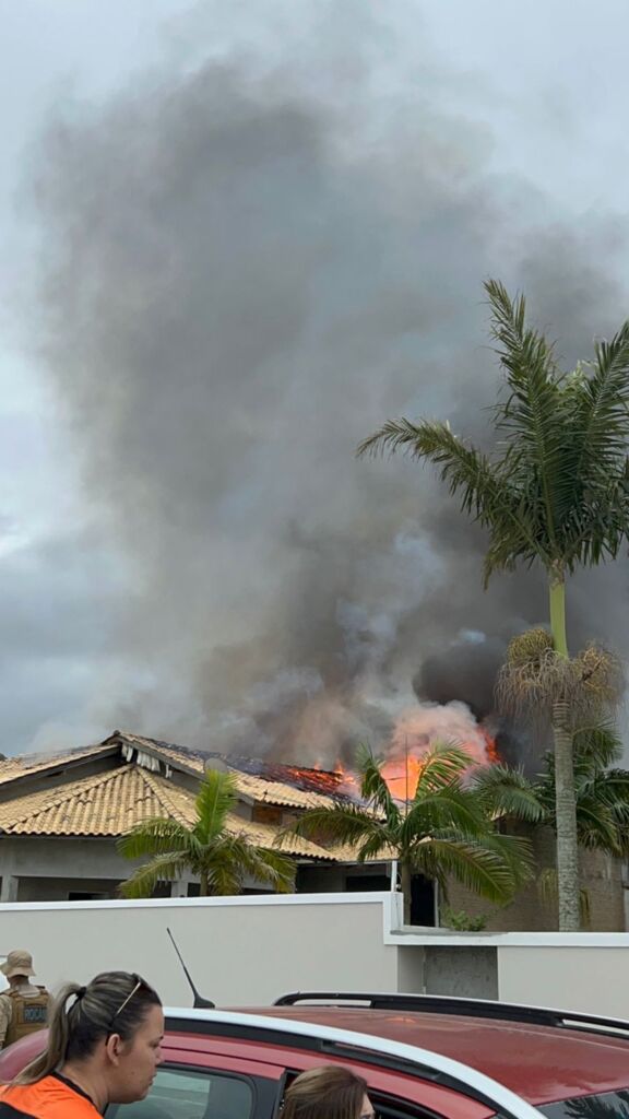 Incêndio destrói quitinetes no bairro Village