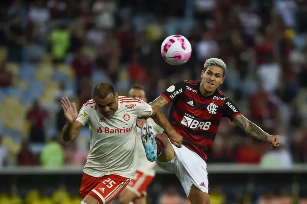  - Pedro disputando bola com Mercado em Flamengo x Internacional — Foto: Marcelo Cortes/ Flamengo