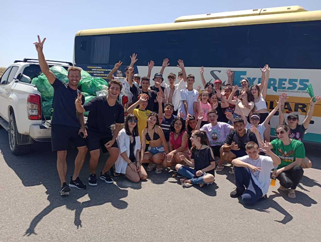 Estudantes de Tubarão recolhem cerca de 400 kg de lixo na Praia do Cardoso