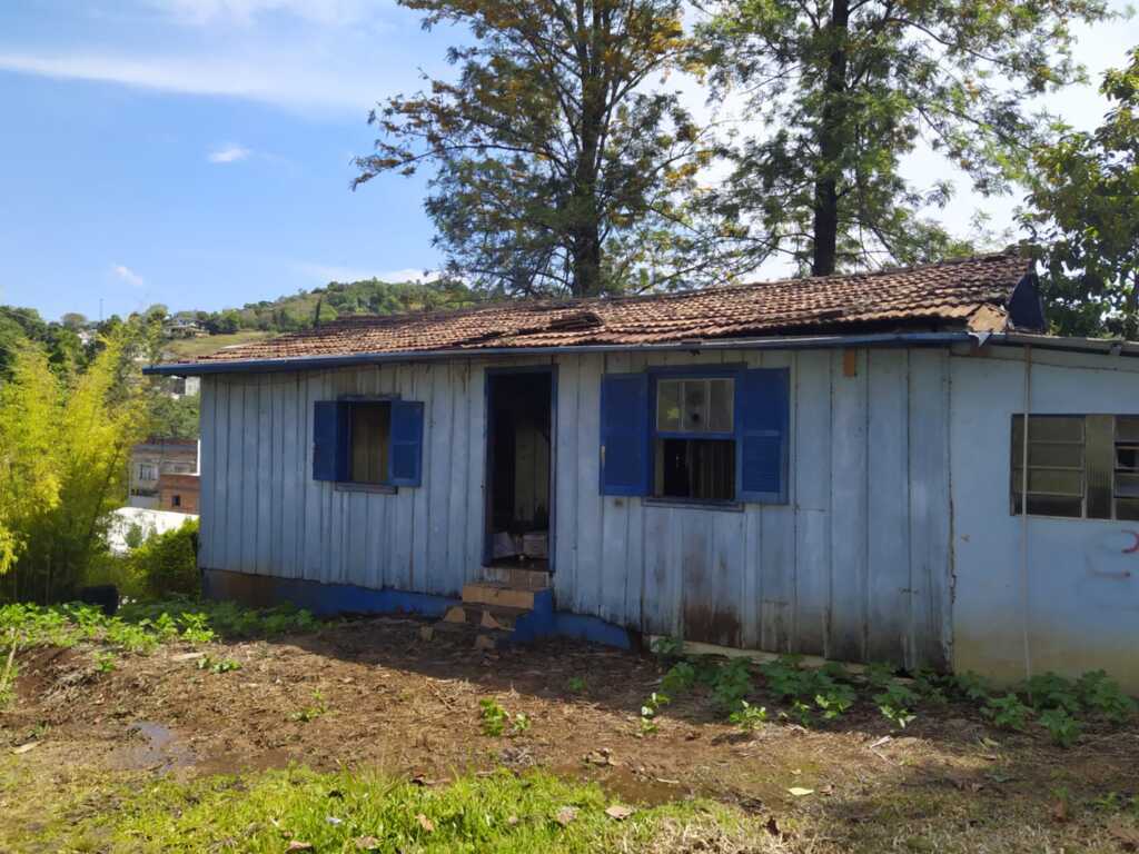 Casa é destruída por incêndio