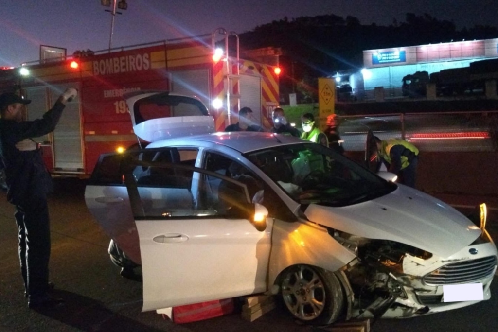 Duas mulheres ficam feridas após colisão entre carros na BR-101 em Pescaria Brava