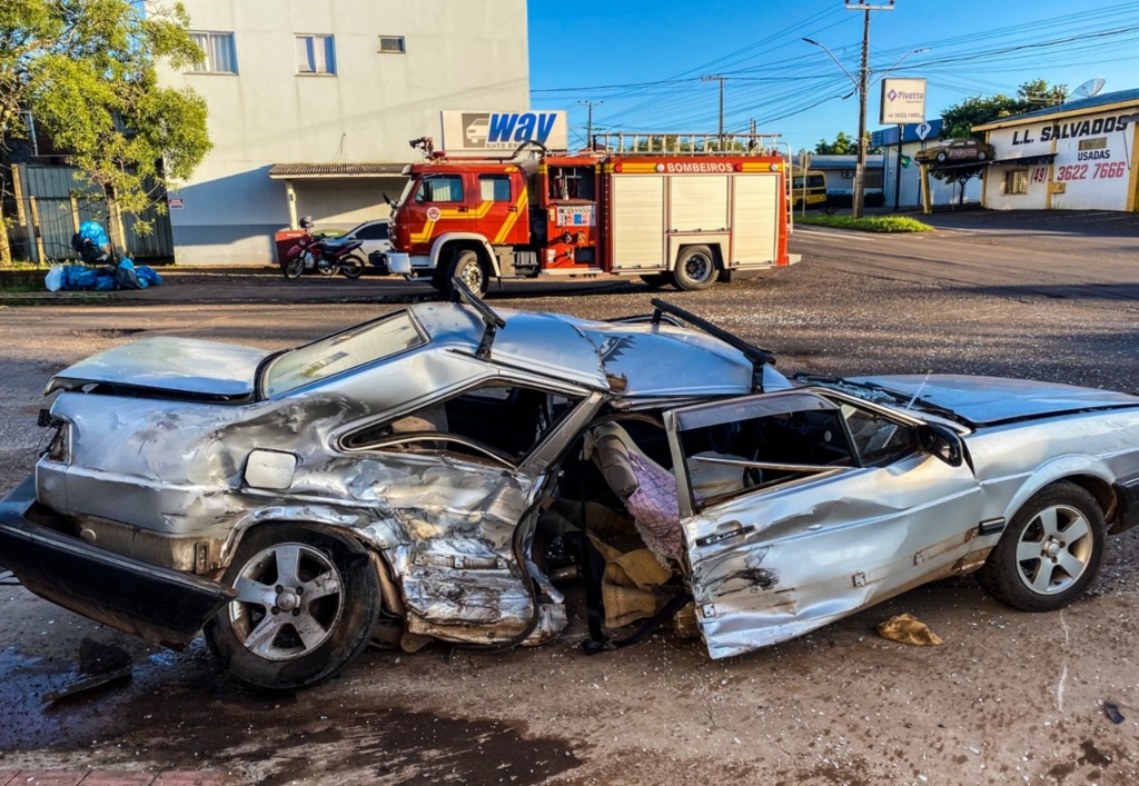 Carro fica destruído em colisão lateral na Willy Barth