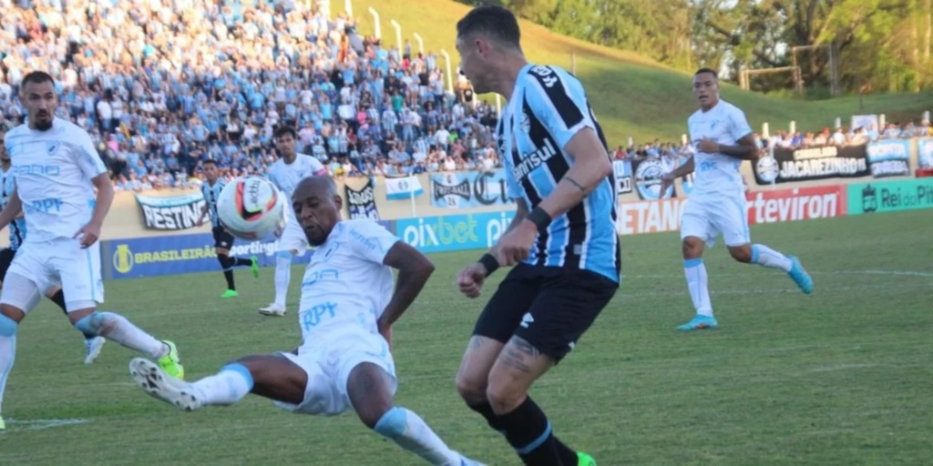 Grêmio leva gol de pênalti no fim e empata com o Londrina na Série B
