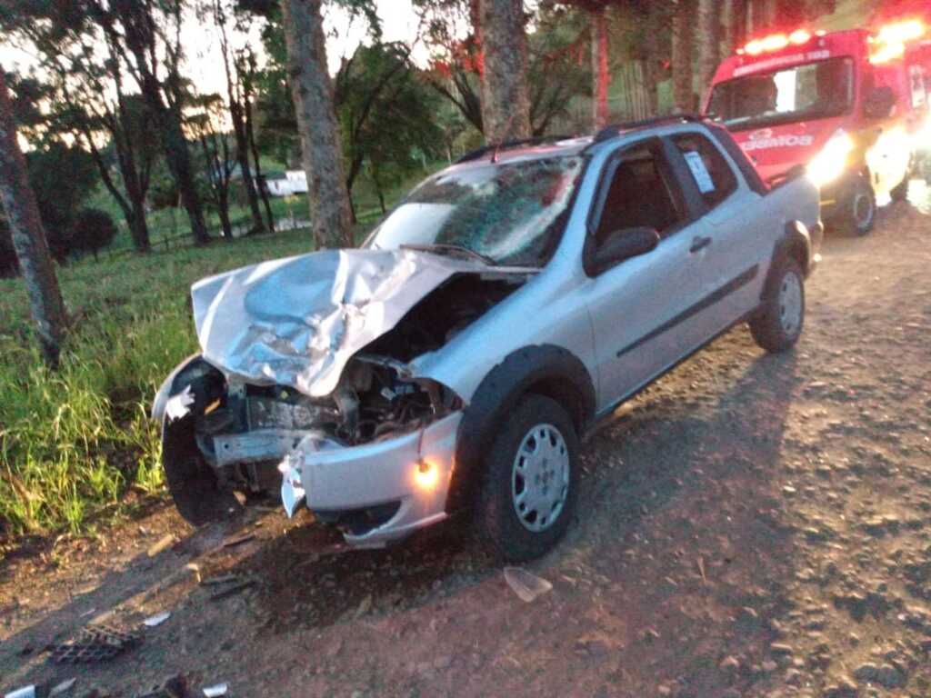 Motociclista gravemente ferido em colisão frontal no interior