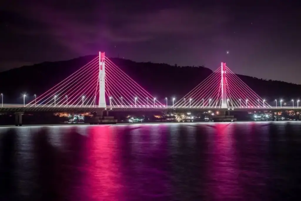 Outubro Rosa: Ponte Anita Garibaldi é iluminada com tons de rosa