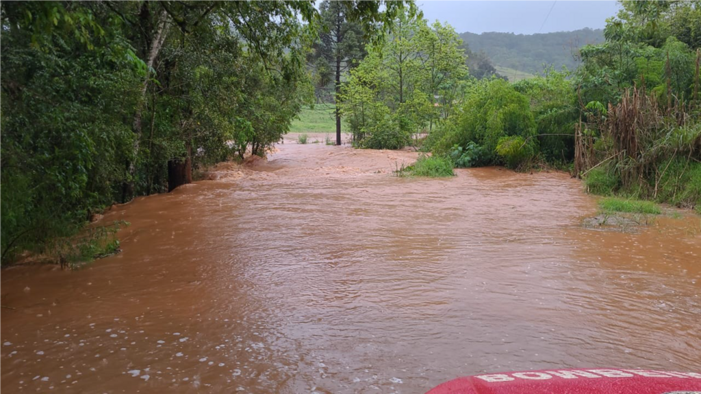 Danos e estragos são causados pelas chuvas