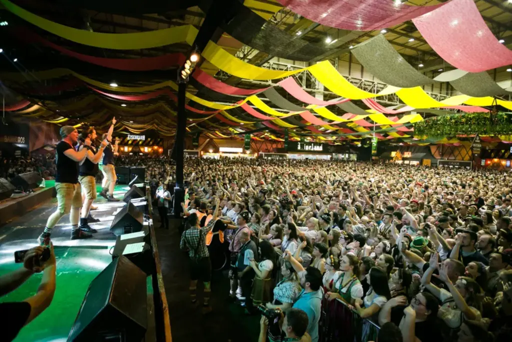 Início da Oktoberfest Blumenau reúne 120 mil pessoas e tem maior média de público em 7 anos