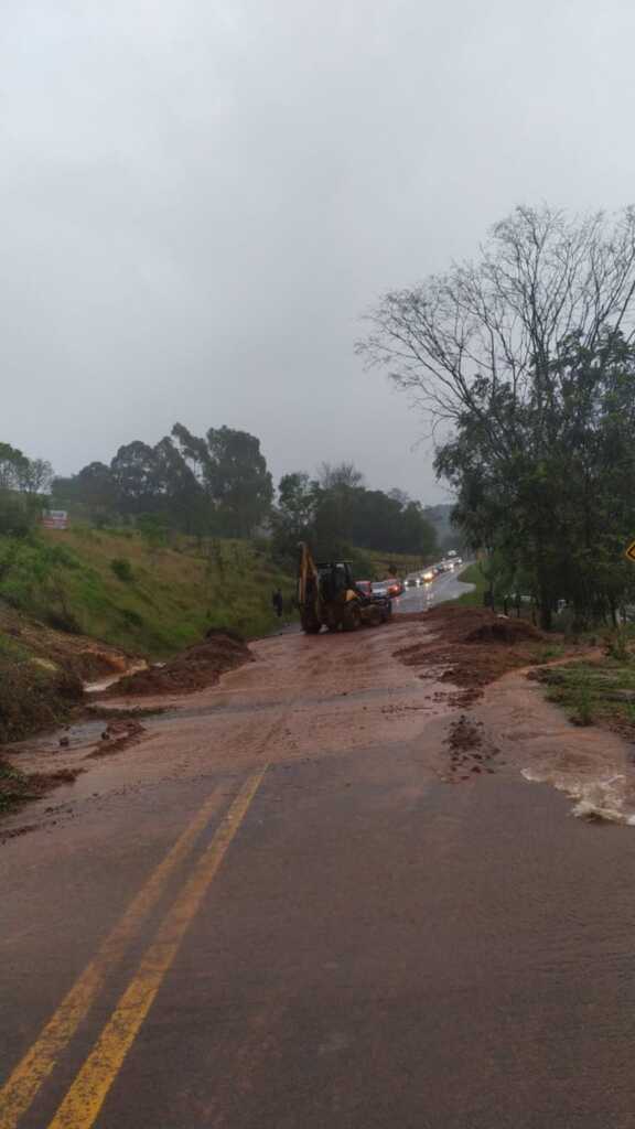 Rodovias sofrem interrupções